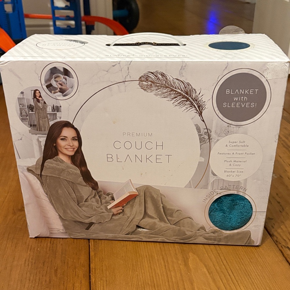 🩵 Premium Couch Blanket with Sleeves – Deep Teal Plush, New in Box (60” x 70”)